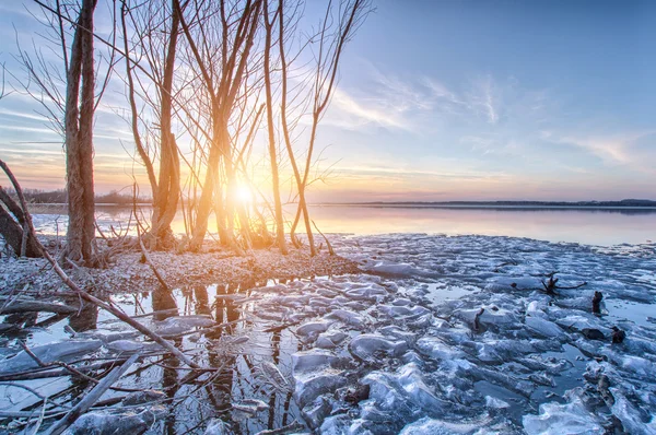 Puesta de sol sobre el lago — Foto de Stock