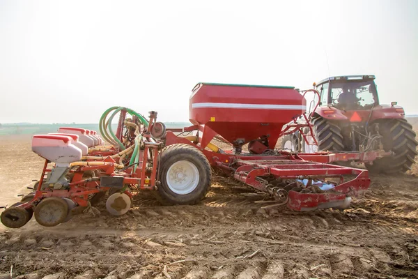 Trator no campo — Fotografia de Stock