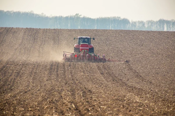 Traktor på fältet — Stockfoto