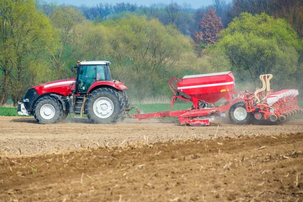 Trekker op het veld — Stockfoto