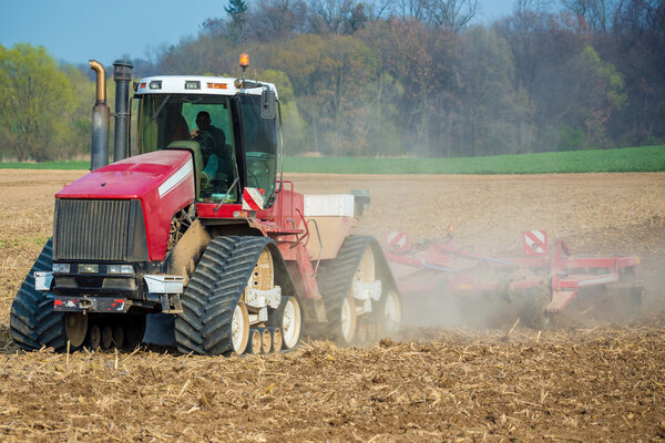 трактор на поле