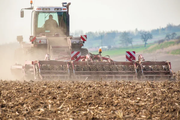 Traktor på fältet — Stockfoto