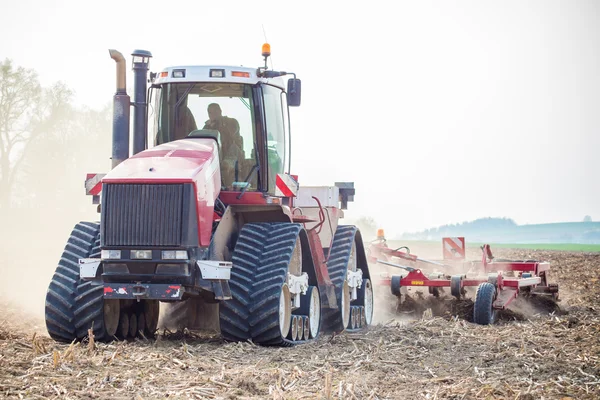 Tractor en el campo — Foto de Stock