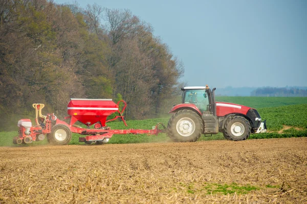 Tracteur sur le terrain — Photo