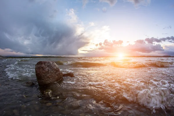 Zonsondergang boven het meer — Stockfoto