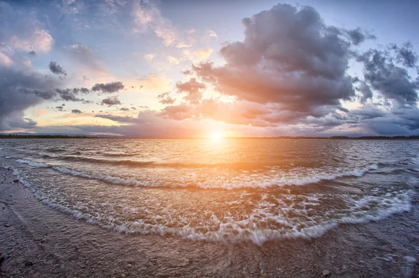 Gölün üzerinde gün batımı — Stok fotoğraf