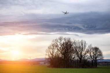 Gün batımını izlemek Dron