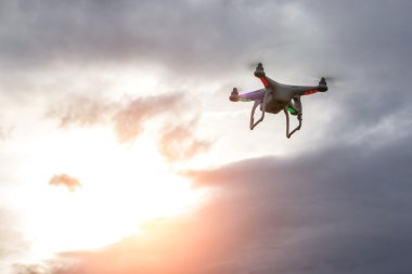 Gün batımını izlemek Dron