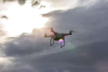 Gün batımını izlemek Dron