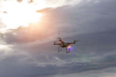 Gün batımını izlemek Dron