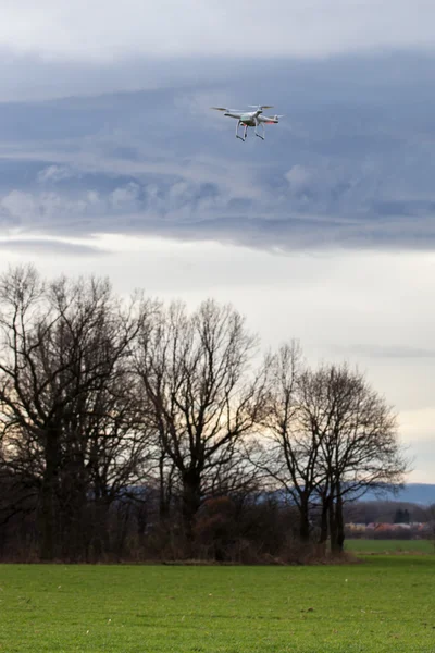 Dron volando con mal tiempo — Foto de Stock