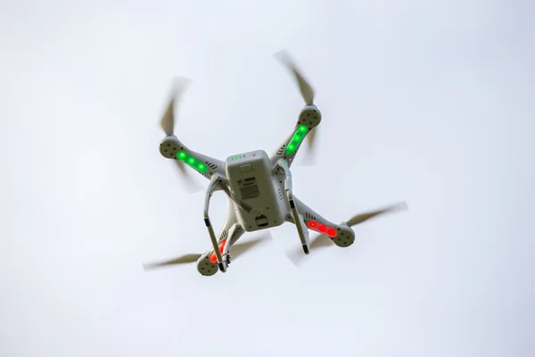 Dron voando livre — Fotografia de Stock