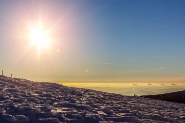 Dağların üzerinden gün batımı