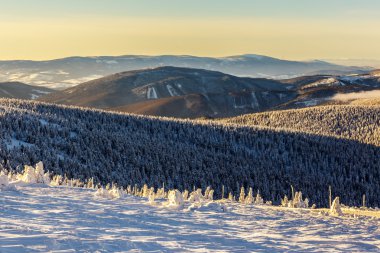 Dağların üzerinden gün batımı