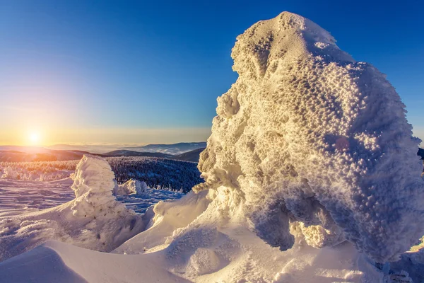 Coucher de soleil sur les montagnes — Photo