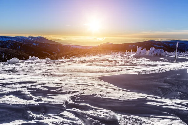 Solnedgång över bergen — Stockfoto