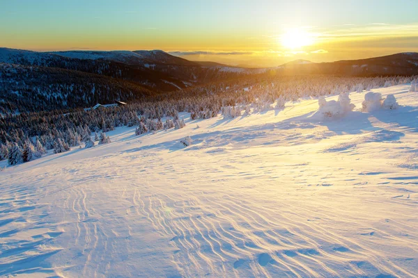 Zonsondergang boven de bergen — Stockfoto