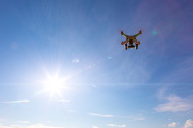 Gün batımını izlemek dron