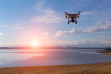 Gün batımını izlemek dron