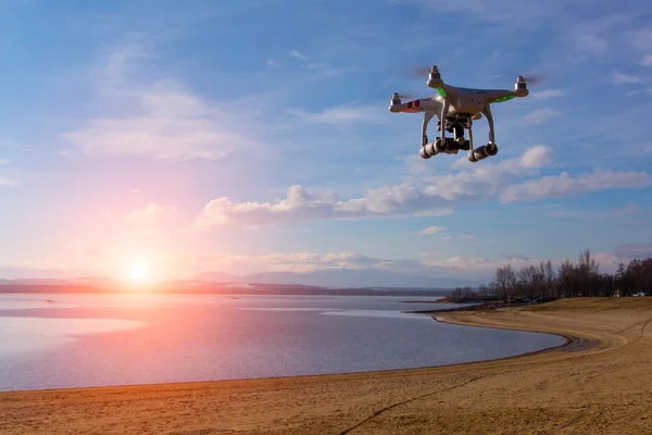 Drone kijken naar de zonsondergang — Stockfoto