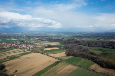 Tarlanın üzerinde fırtına var.