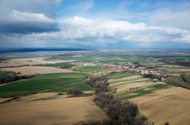 Tarlanın üzerinde fırtına var.
