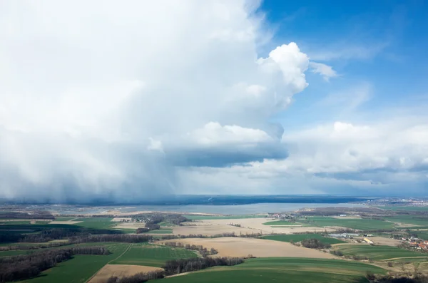 Storma över fältet — Stockfoto