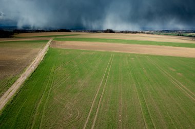 Tarlanın üzerinde fırtına var.