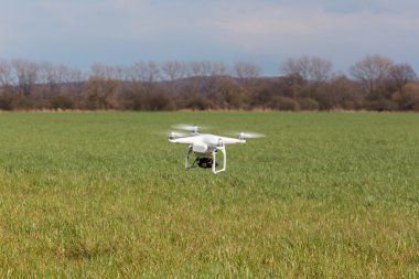 Alanının üstündeki küçük casus uçak