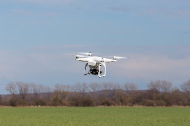 Alanının üstündeki küçük casus uçak