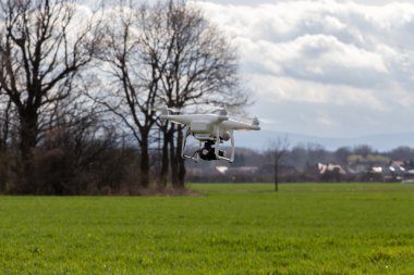 Alanının üstündeki küçük casus uçak