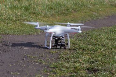Yerdeki küçük drone