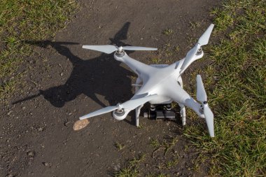 Yerdeki küçük drone