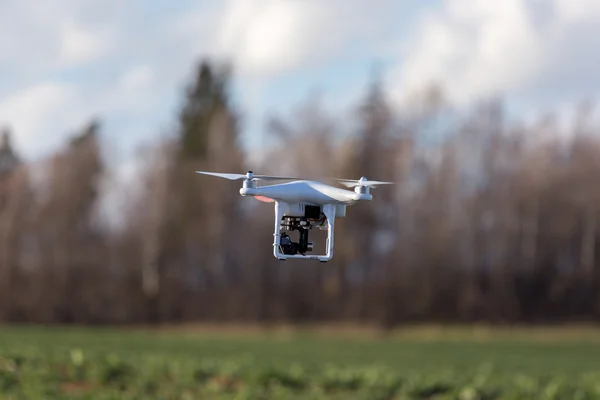 Kleine Drohne über dem Feld — Stockfoto