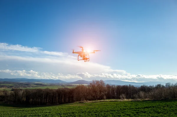 Pequeno drone acima do campo — Fotografia de Stock