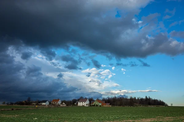 Bouře nad vesnicí — Stock fotografie