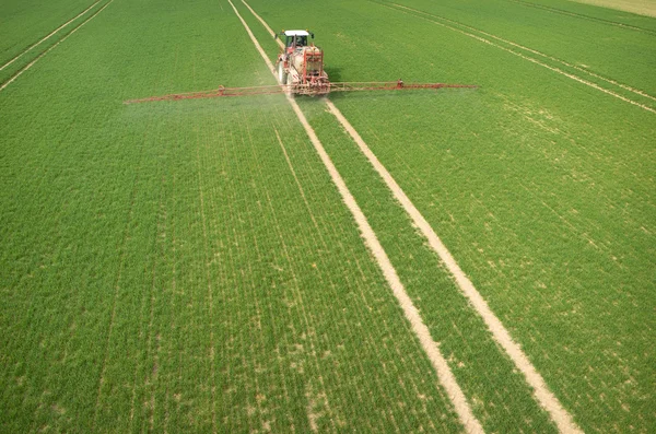 Вид с воздуха на трактор — стоковое фото