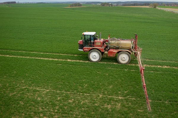 Вид с воздуха на трактор — стоковое фото