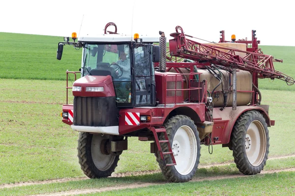 Spraying the herbicides on the green field — Stock Photo, Image