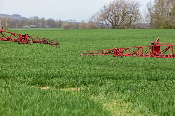 Spraying the herbicides on the green field — Stock Photo, Image