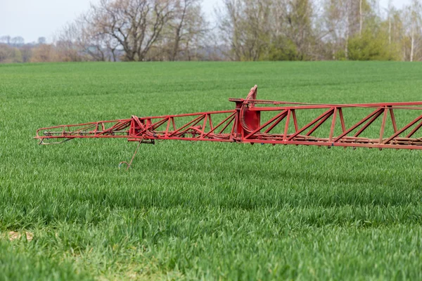 Spraying the herbicides on the green field — Stock Photo, Image