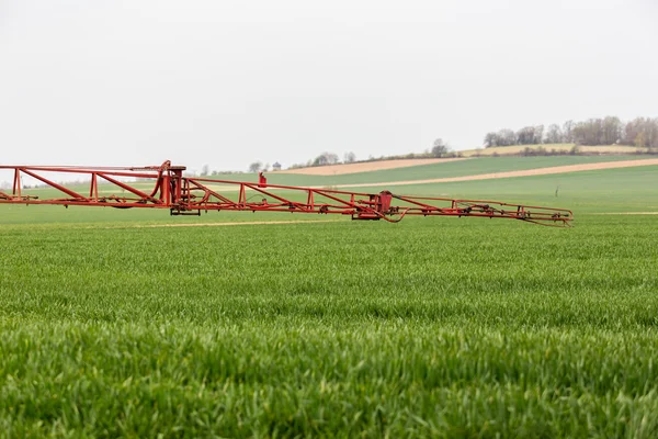 Besprutning av herbicider på det gröna fältet — Stockfoto