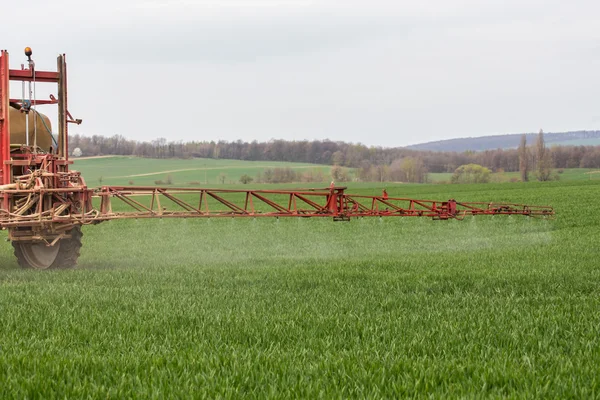 Versprühen der Herbizide auf der grünen Wiese — Stockfoto