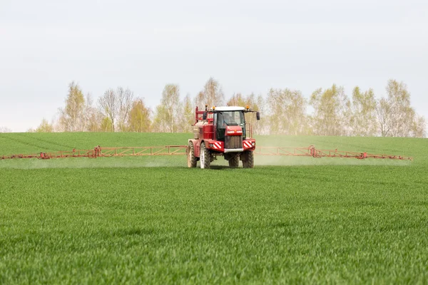 Pulverizar los herbicidas en el campo verde —  Fotos de Stock