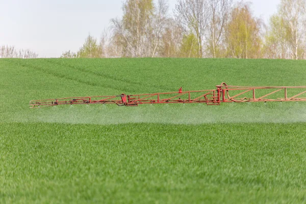 Spraying the herbicides on the green field — Stock Photo, Image