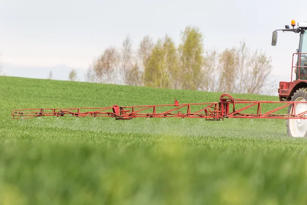 Besprutning av herbicider på det gröna fältet — Stockfoto