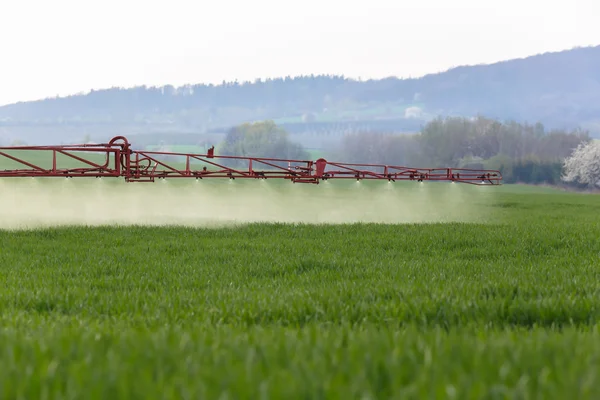 Spraying the herbicides on the green field — Stock Photo, Image