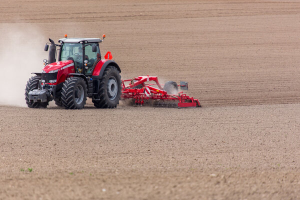 Трактор бороновал поле
