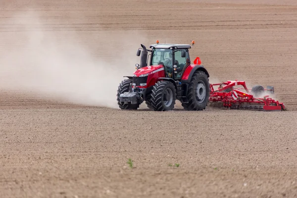 Трактор бороновал поле — стоковое фото