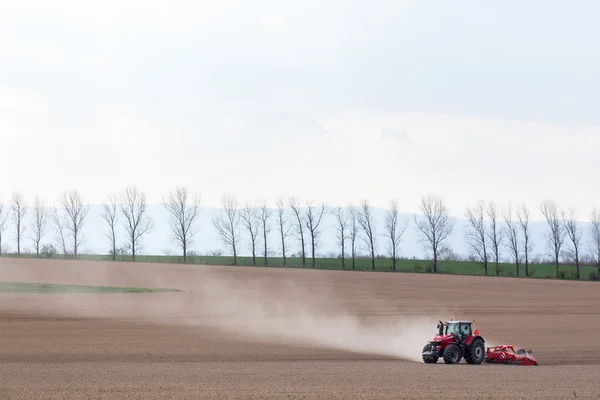 Traktor hrůzný pole — Stock fotografie